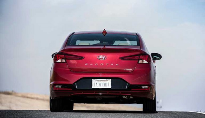 Đuôi xe Hyundai Elantra